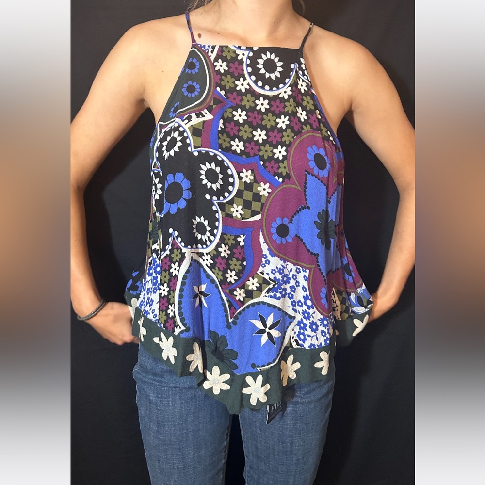 Free People top, Dare you trapeze style top, reverse cut out women’s size large